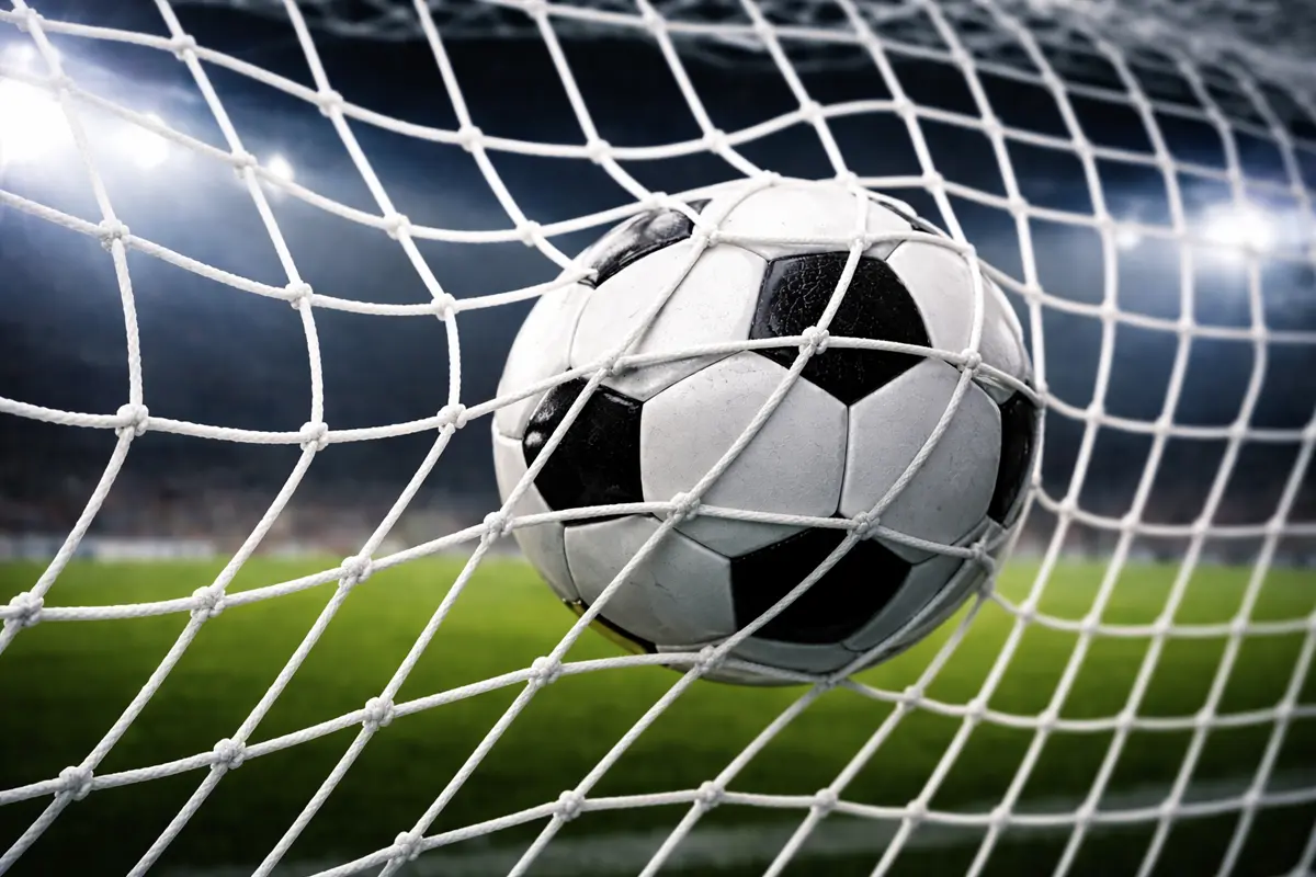 Ballon de football au fond des filets après un but marqué